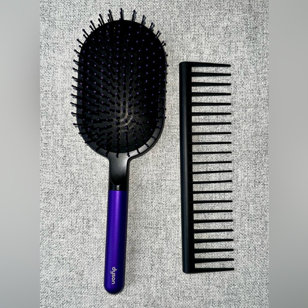 DYSON Hairbrush and comb.